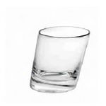 verre a eau penche