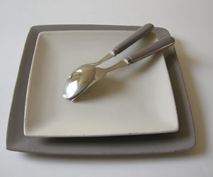 assiette plate carree taupe