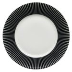 assiette plate noire et blanche