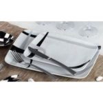 assiette plate noire et blanche