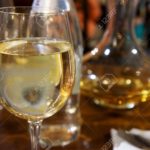 verre a vin sur une table