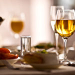 verre a vin sur une table