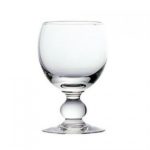 verre a vin sur une table
