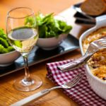 verre a vin sur une table