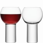 verre a vin sur une table
