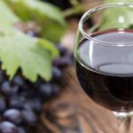 verre a vin sur une table
