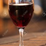 verre a vin sur une table