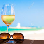 verre a vin sur une table