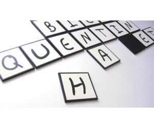 service de table mots croises