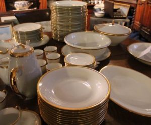 service de table complet en porcelaine