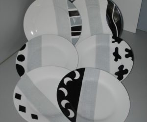 service de table gris et blanc