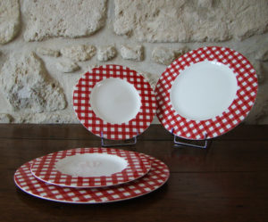 service de table gris et rouge